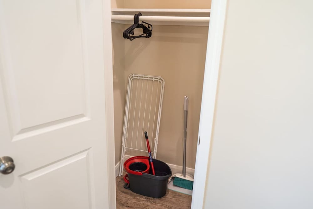 Remodeled 3BR House w Hot Tub Fenced Yard p58