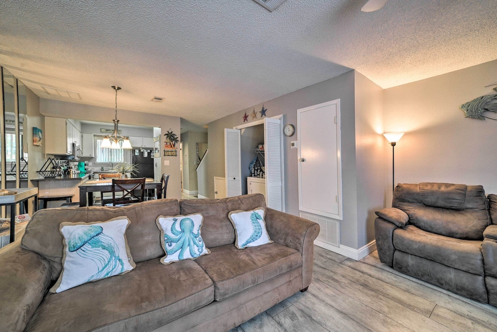 Beautiful PCB Townhome: Balcony & Resort Amenities