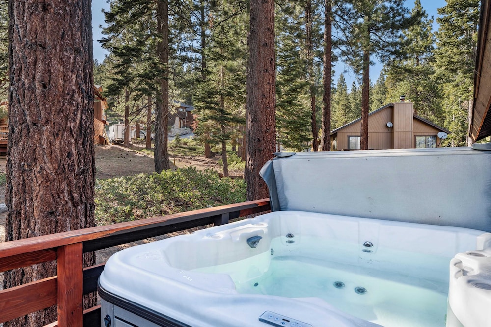 Geraldine Drive by Avantstay Hot Tub, Views, Walk to Trails + Game Room