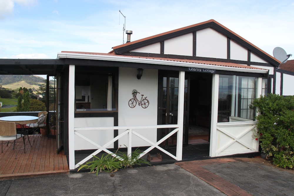 Chartre' Manor Bed & Breakfast