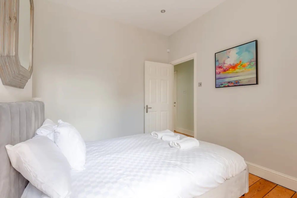 Stylish 1 Bedroom Apartment in Nine Elms With Garden