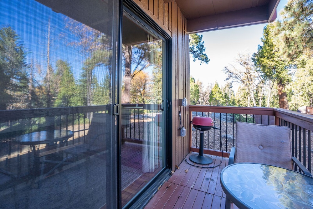 Cozy Corner Yosemite Studio Close to it All! view 4