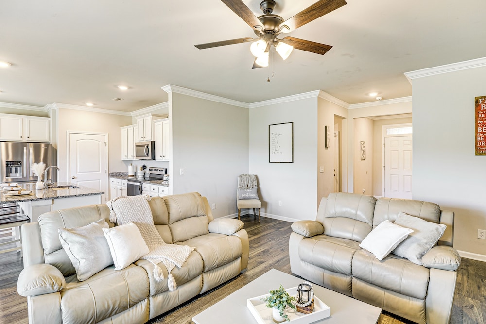 5 Mi to The Square: Athens Home w/ Pool Access!
