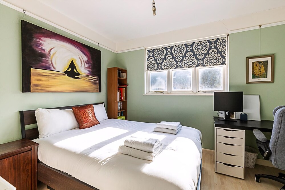 Stylish & Spacious 3-bed Home in Vibrant Bow