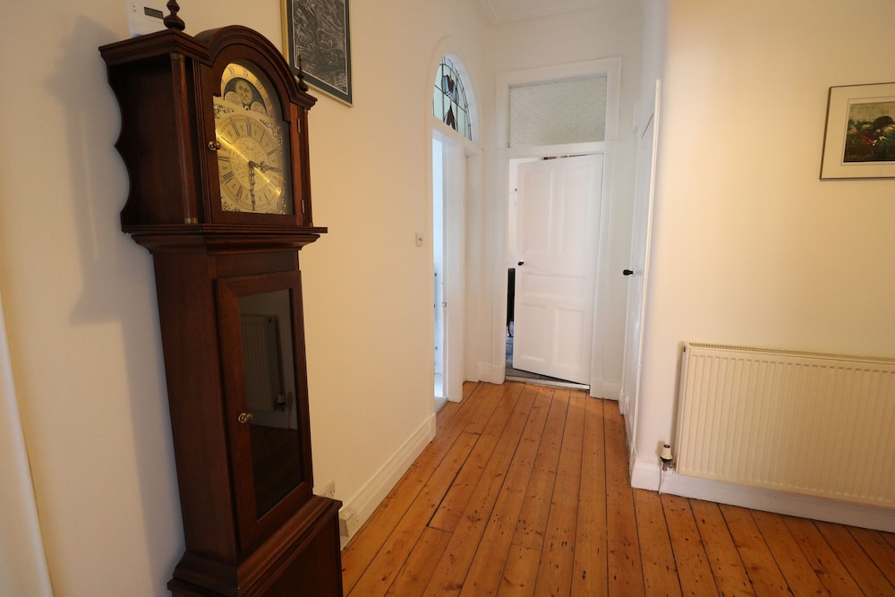 Period Deco flat in west end view 4