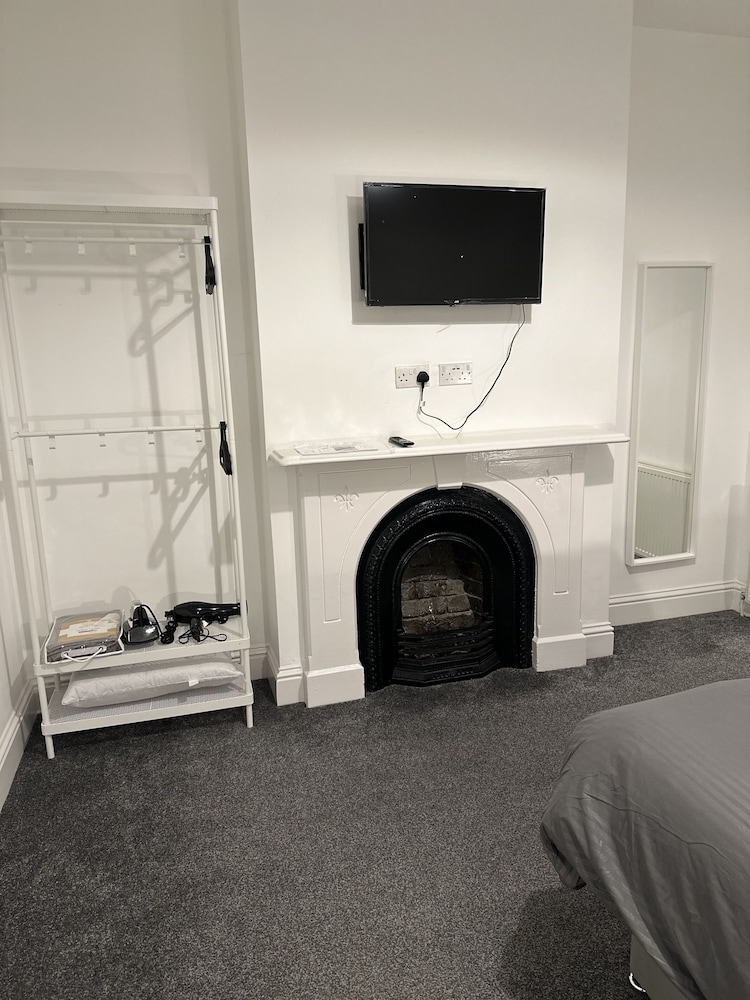 5-bed Apartment in Altrincham Near Airport view 2