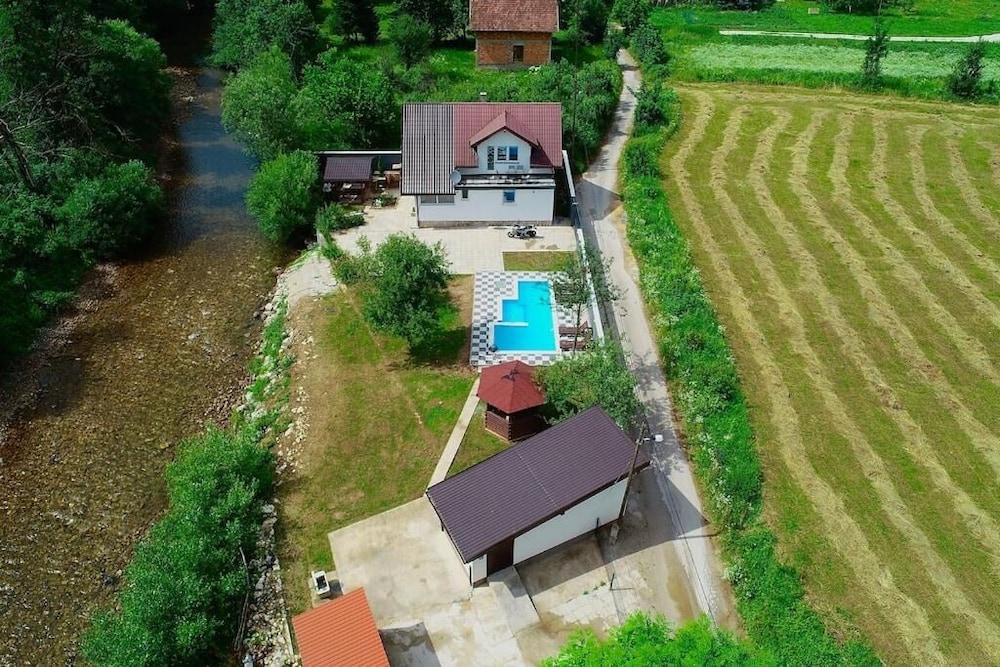 Rijeka Villa-Spacious 4BR with Pool