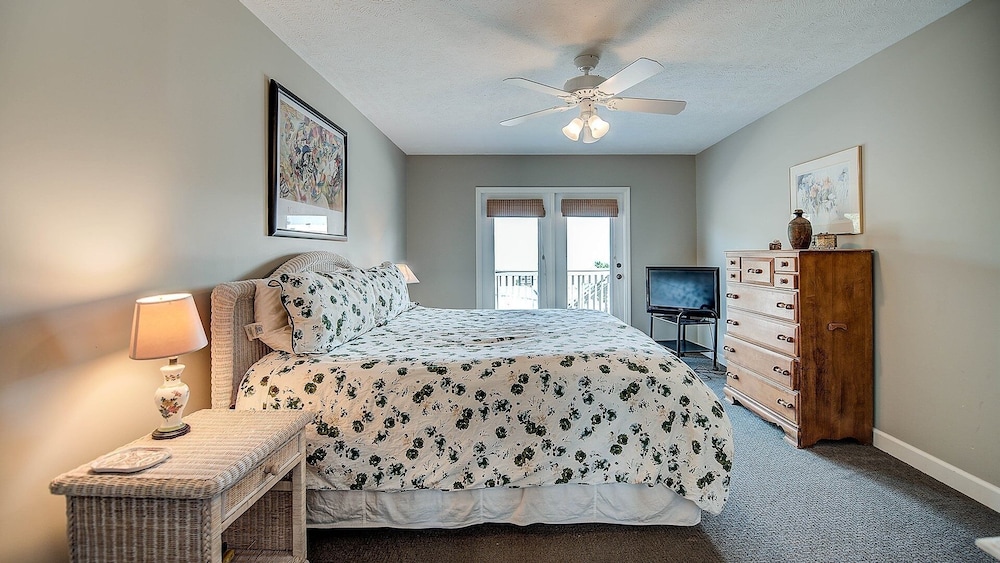 Georgetown Vacations - Take Your Shoes Off Relax And Put Your Feet In The Sand. 7 Bedroom Home by RedAwning - Property Image 5