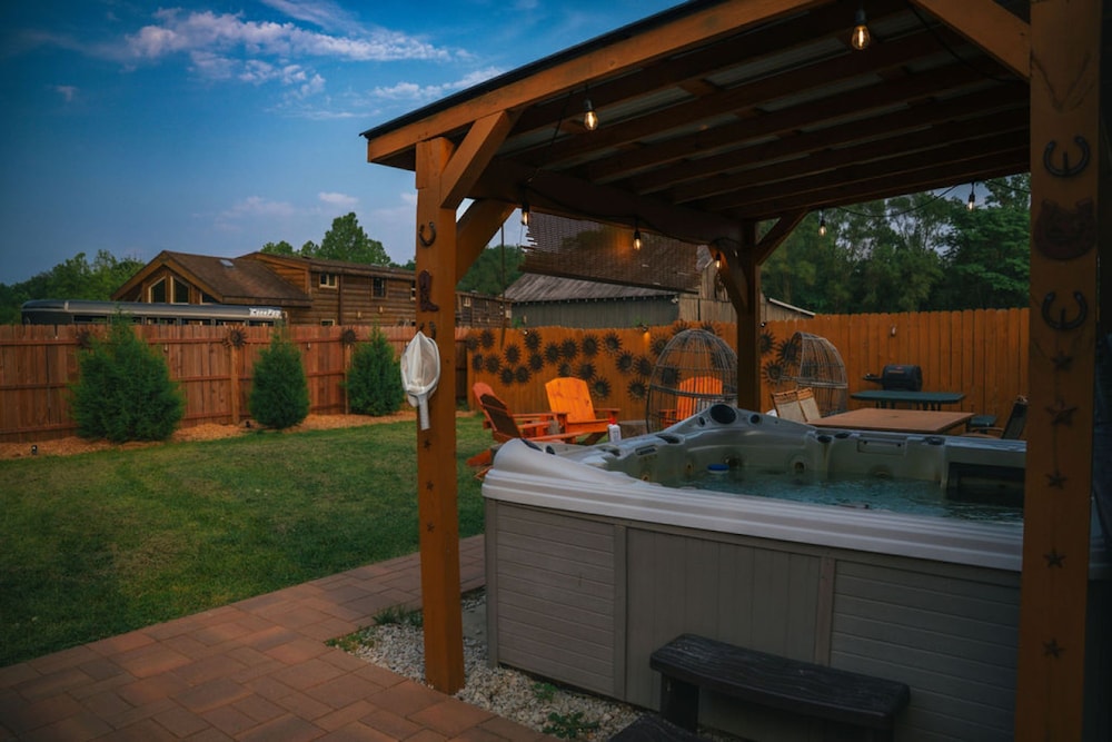 Cowboy Bunkhouse hot tub Lake Farm Nature