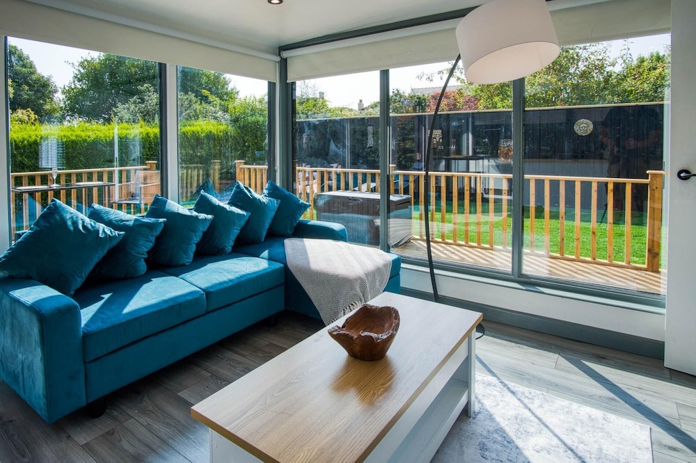 Cedars Lodge - Hot Tub - Penally - Tenby