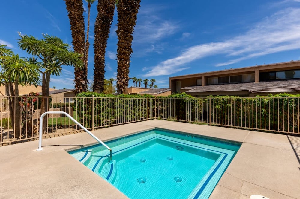 Desert Flower- Ironwood CC Condo Pool Spa