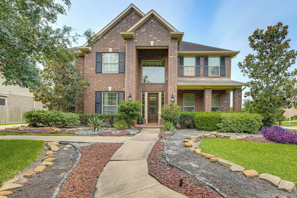 Pet-friendly Home w/ Patio & Yard in Rosharon