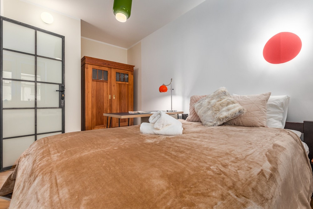Apartment Plac Dabrowskiego by Renters view 3