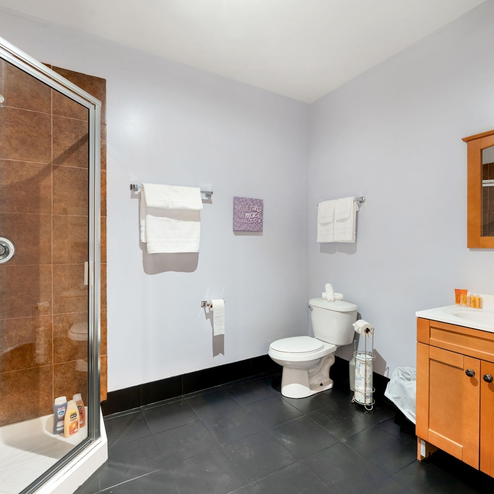Spacious Luxury Retreat 8 Bed Oasis With 6 Baths