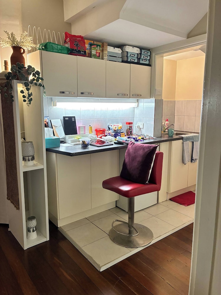 Cozy Tusmore Apartment With Private Garden City View Near Burnside Village Mall