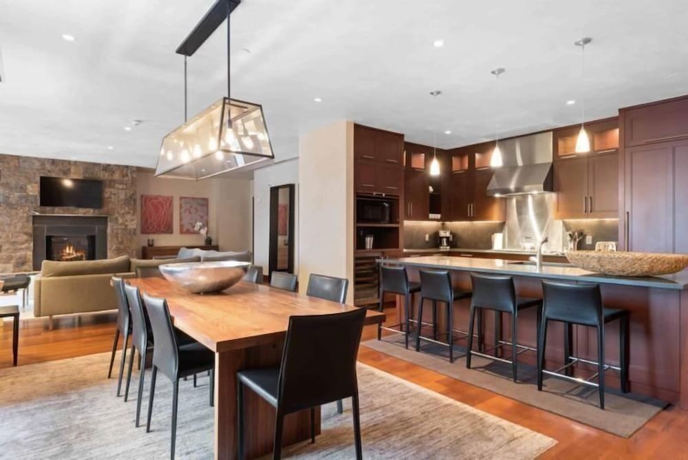 4 Bedroom + Den Luxury Residence at Solaris Residences view 5