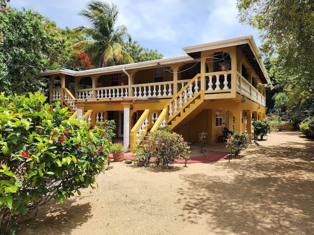 Hotel Caribbean Shores Bed & Breakfast - Image 1