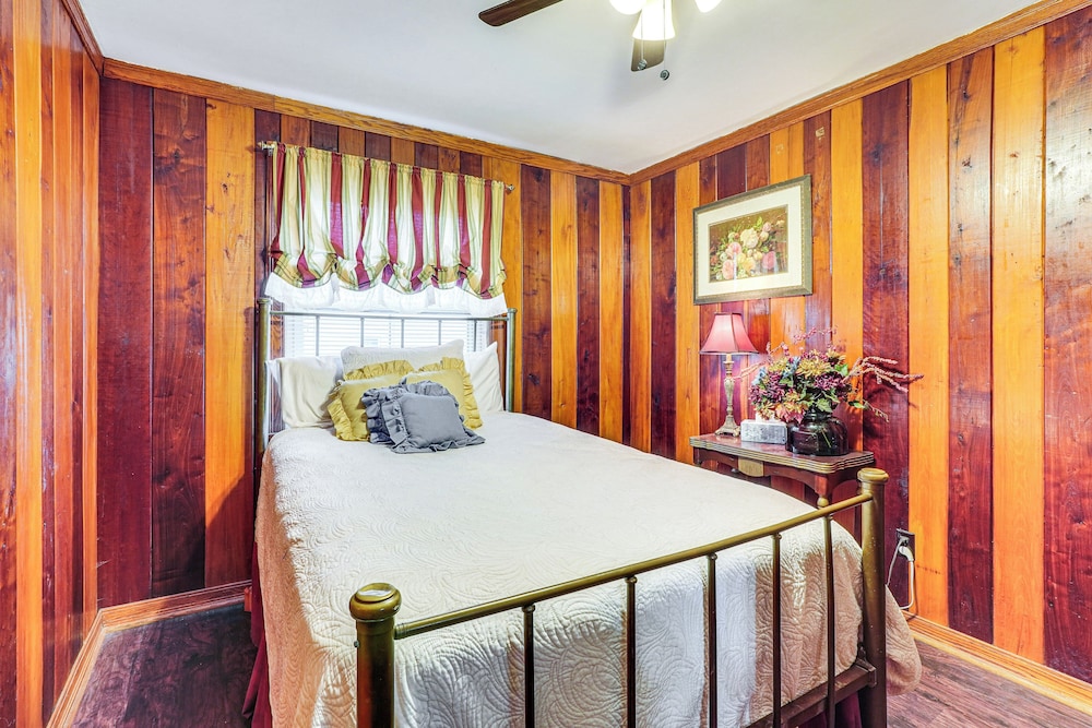 < 1 Mi to Main St Berryville: Spacious Family Home