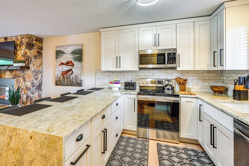 Lake & Pool Access: Lazy Days Condo w/ Balcony!