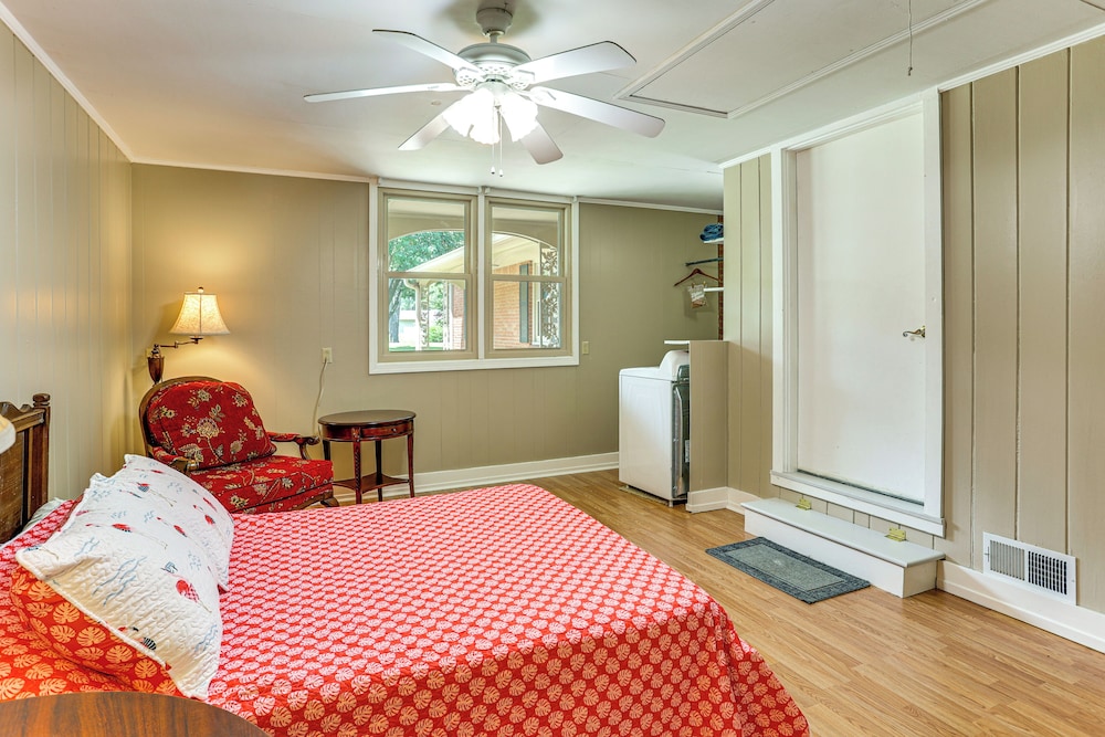 Walk to Dtwn & Freed-hardeman: Home w/ Fenced Yard