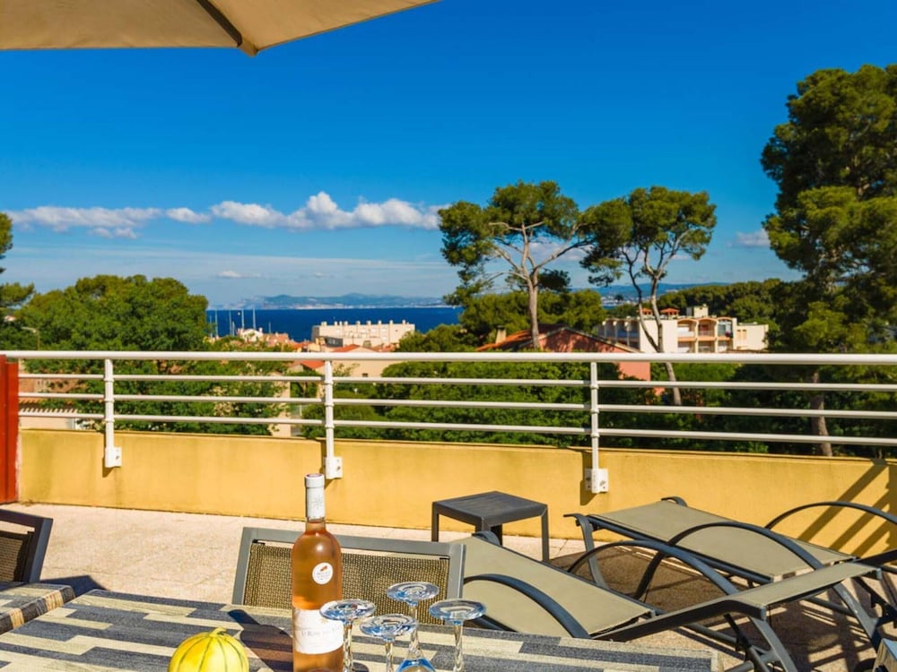 Bright Apartment in Le Brusc