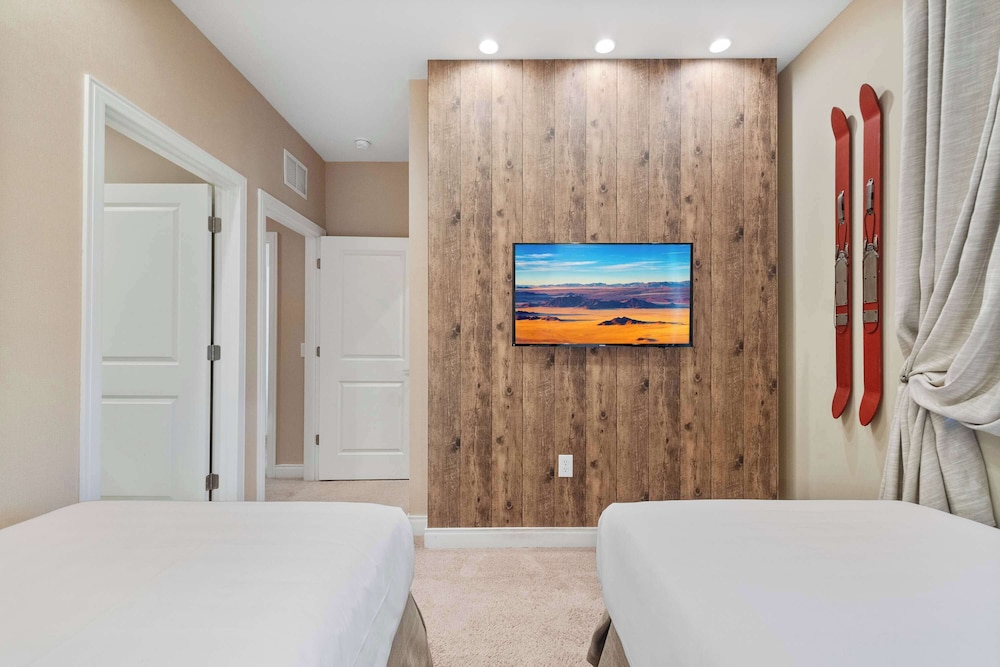 Chic Disney Villa Stunning Patio, Resort Amenities & Minutes From Parks