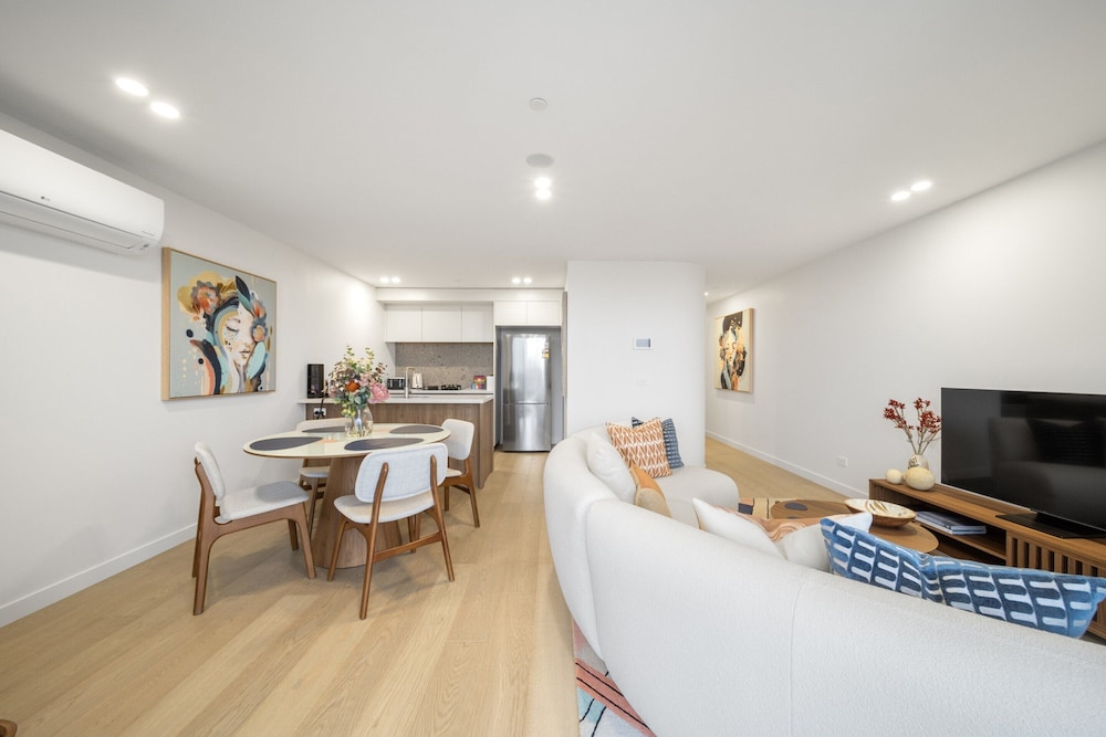 Sleek Inner-city 2-bed With Swimming Pool & BBQ