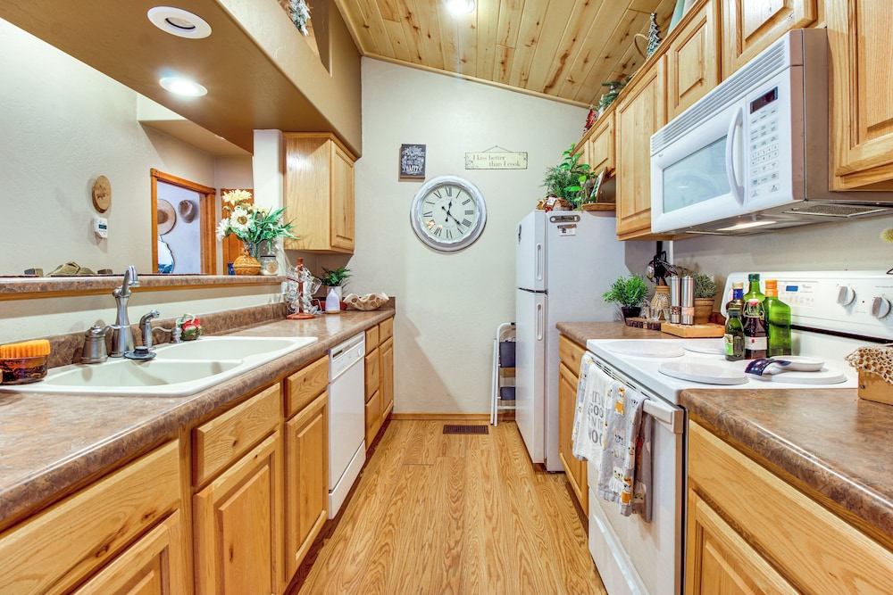 Near Hiking Trails: Heber-overgaard Haven w/ Deck!