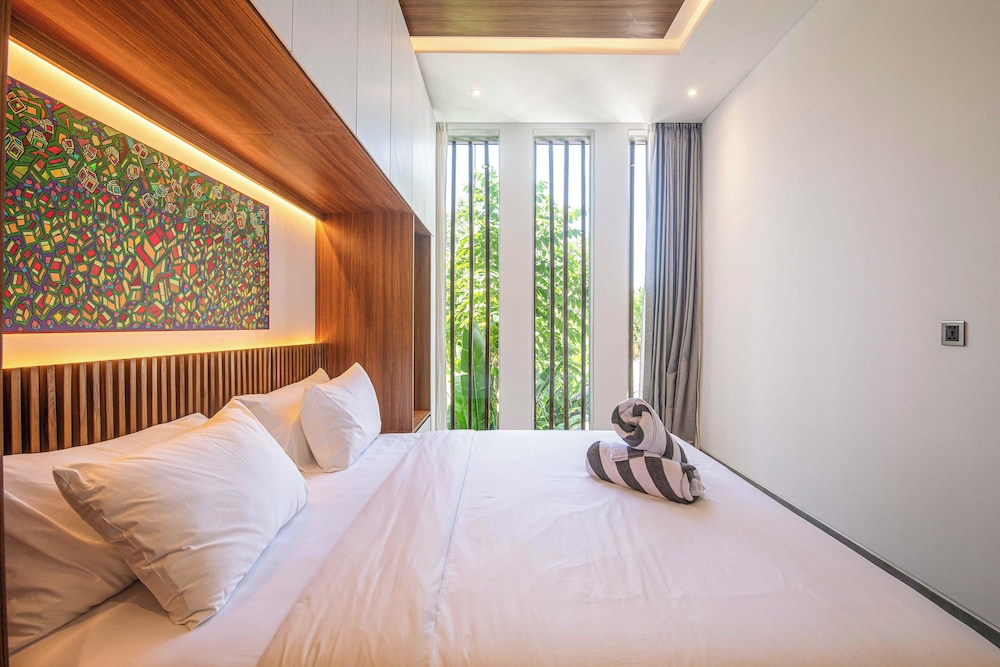 Opulent 5BR Modern Villa 400m From the Ocean