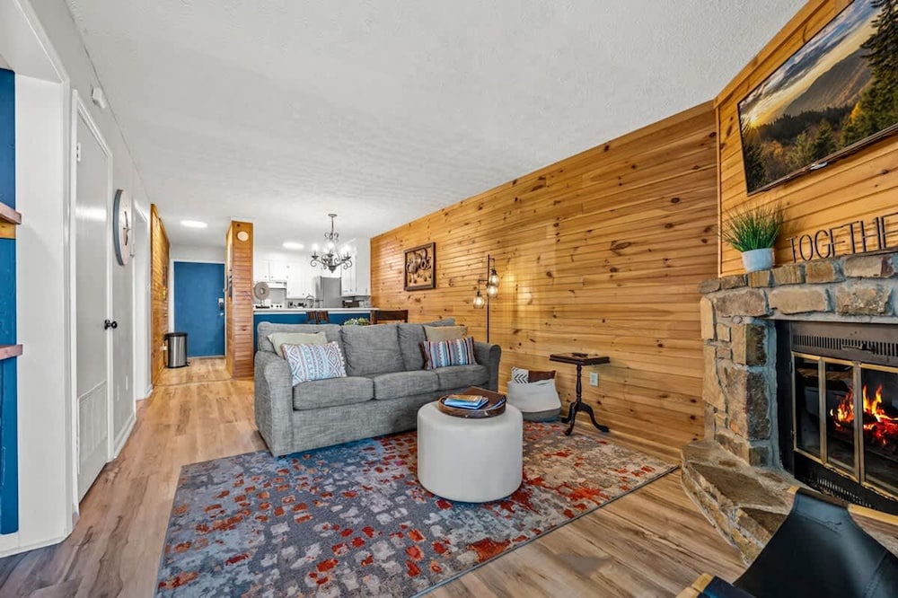 Two Bed Room Condo Mountain Views Indoor Pool