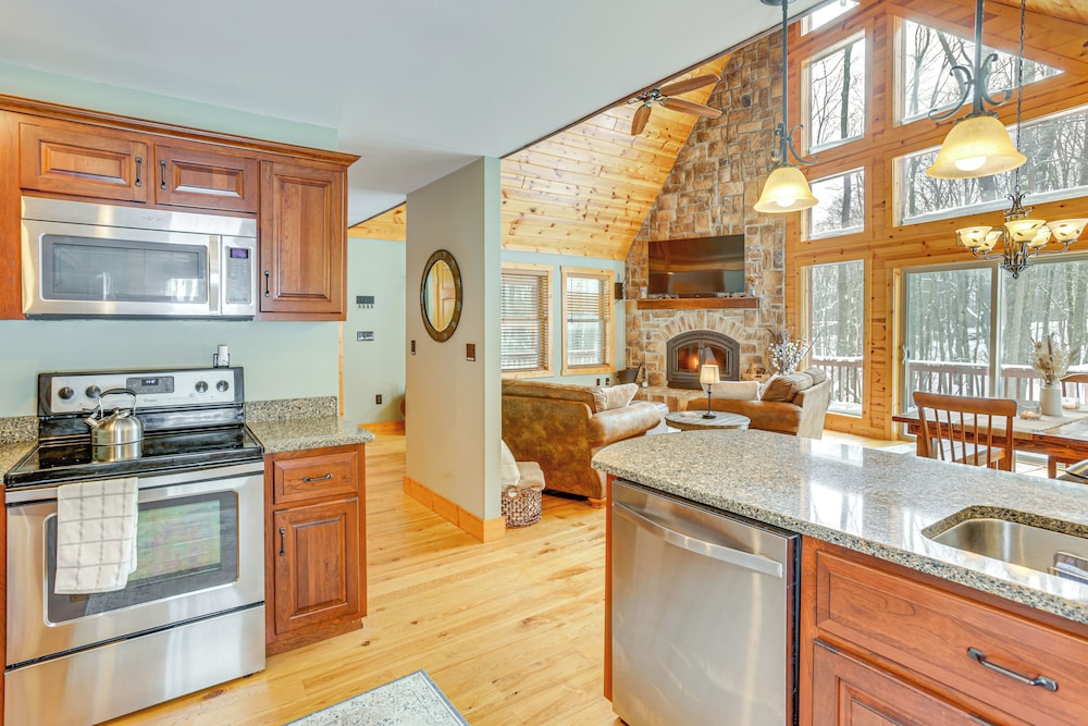 Hike, Ski & Raft: Terra Alta Cabin w/ Large Deck