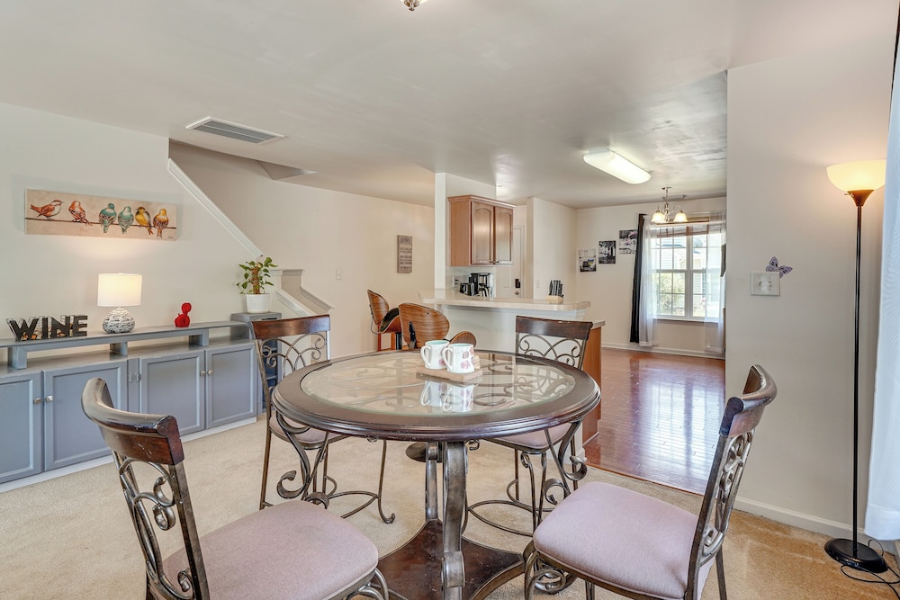 6 Mi to Dtwn Raleigh: Townhome w/ Fenced Patio!