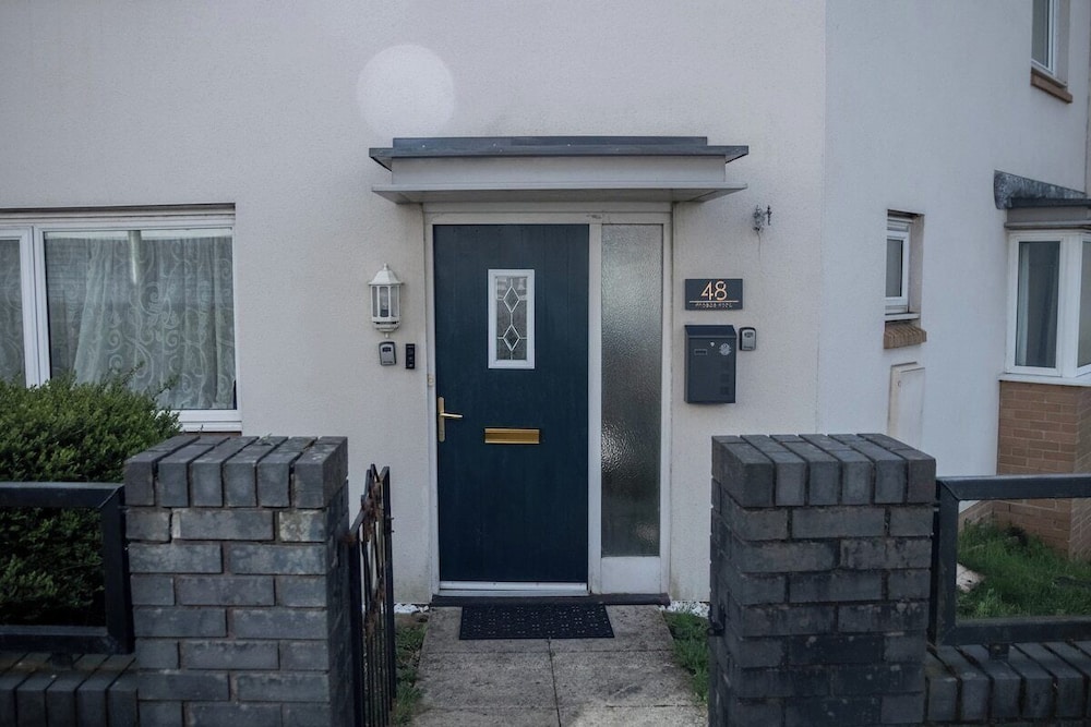 Bright 4-bed Swansea Getaway With Parking