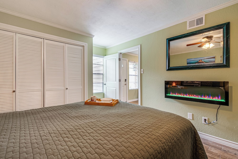 Walk to Lake Conroe - Condo w/ Community Perks!