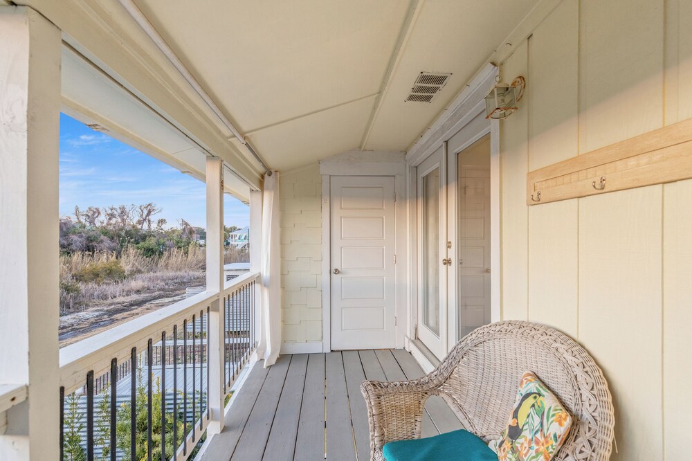 Searenity Awaits: 2-bd, 2-ba Coastal Escape! Perfect for 5! Pet Friendly!