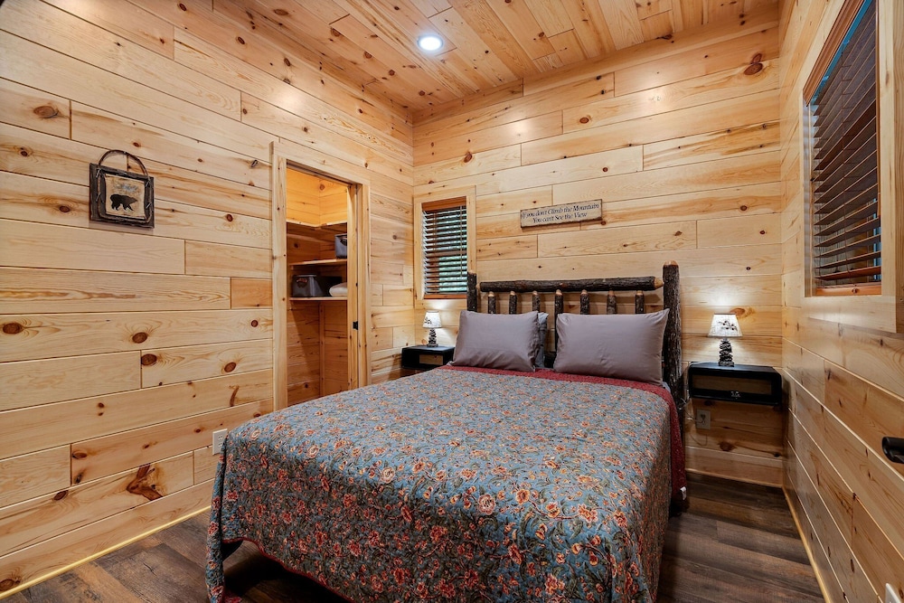 Cabin On A Hill 2 Bedroom Cabin