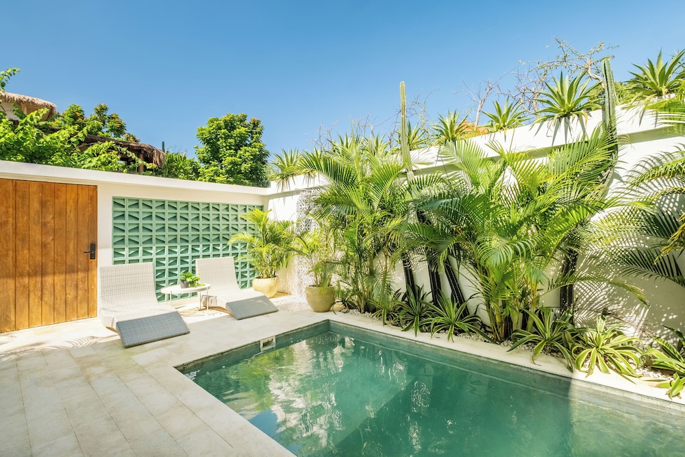Tropical 1BR Private Pool Villa, 8 mins to beach In Uluwatu