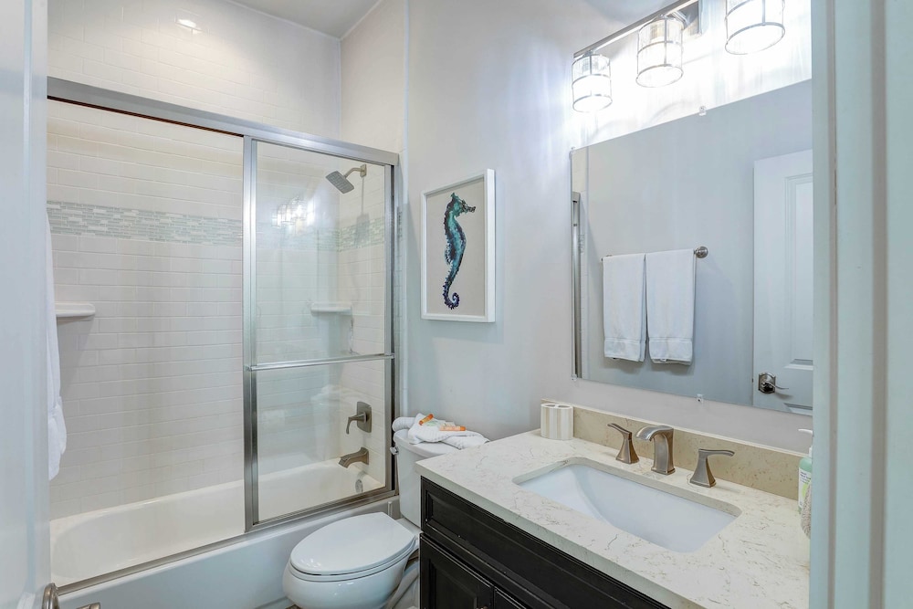 Dunn Inn 2 by Avantstay Walk to Beach, Pool Access, Sleeps 17!