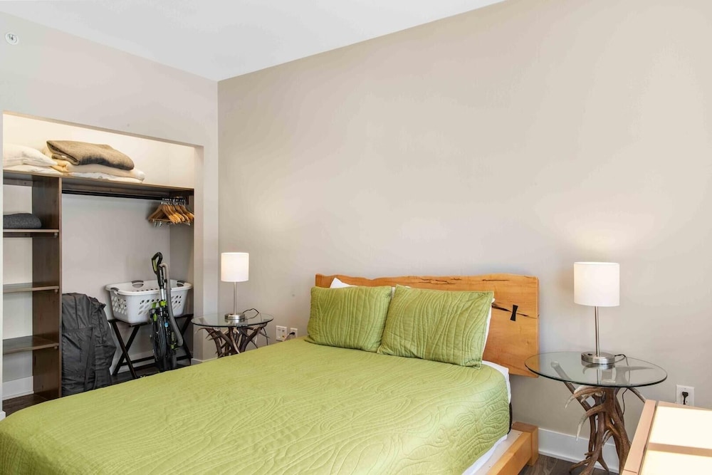 Passage Point 405 3 Bedroom Condo by RedAwning view 5