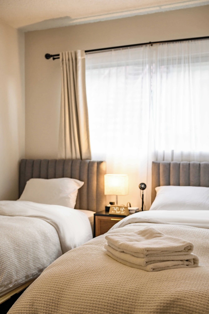 Modern Cozy Retreat Stylish Stay With Patio & Parking