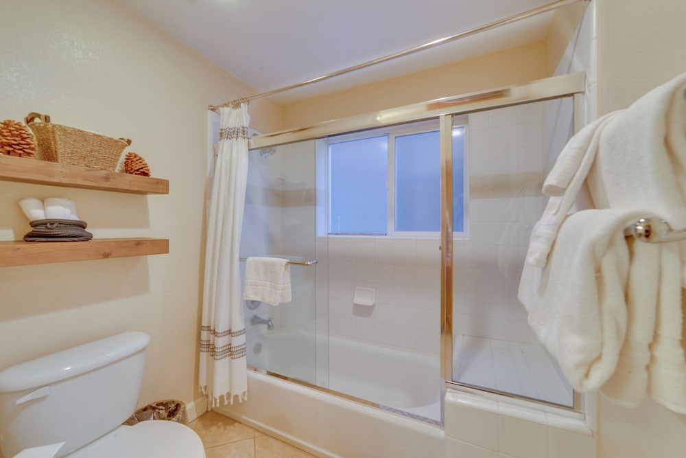 Central Townhome < 1 Mi to The Village at Mammoth!
