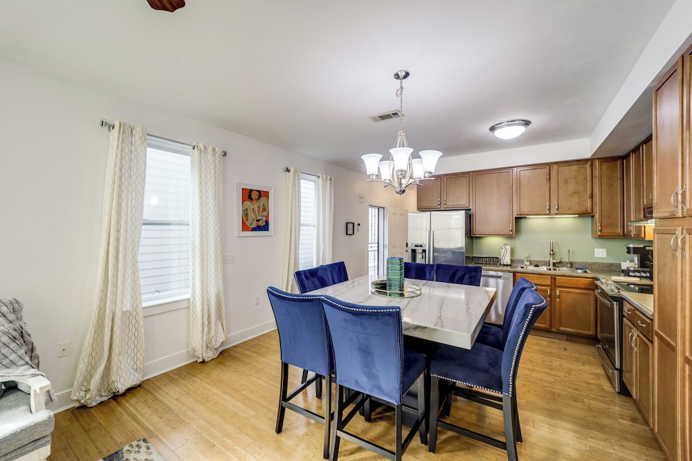 Queen City Charm Near University & Hospitals!
