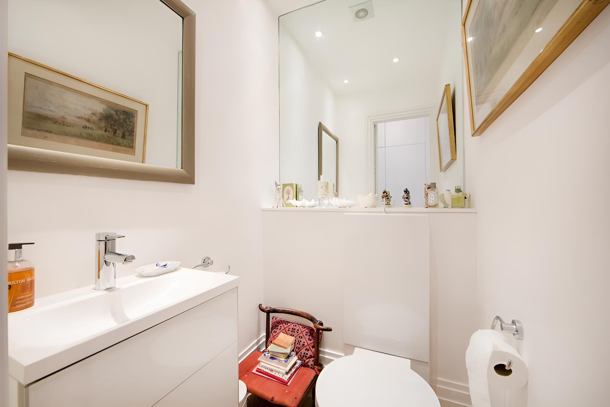 Beautiful and Spacious 2 Bed/2 Bath Property Just Moments From Earls Court