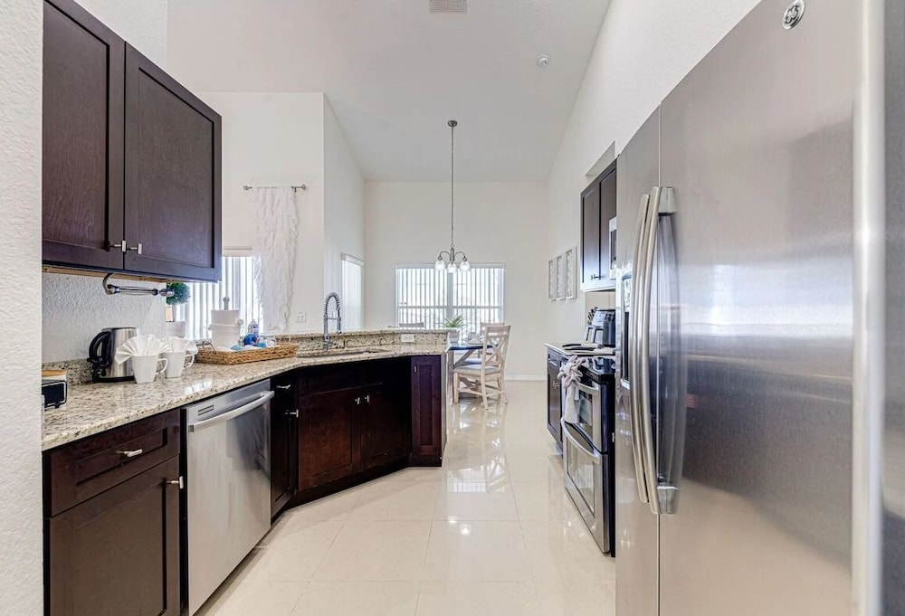 Elegant 4Br Retreat W/ Stylish Interior & Kitchen