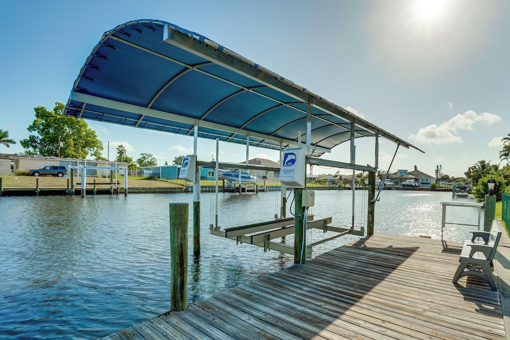 Private Dock & Pool: Port Charlotte Escape!