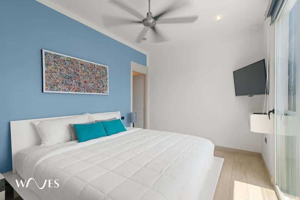 1 Br. W/5th Avenue View Steps From the Beach