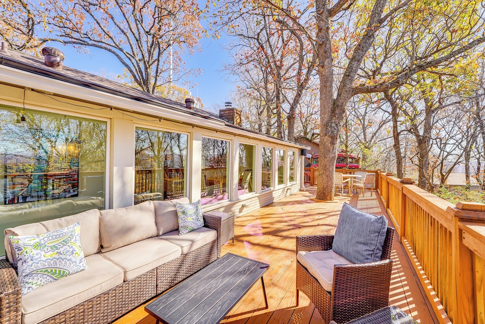 1 Mi to Dtwn Fayetteville: Home w/ Fenced Yard