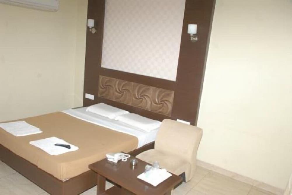 Iroomz Vaishali Residency