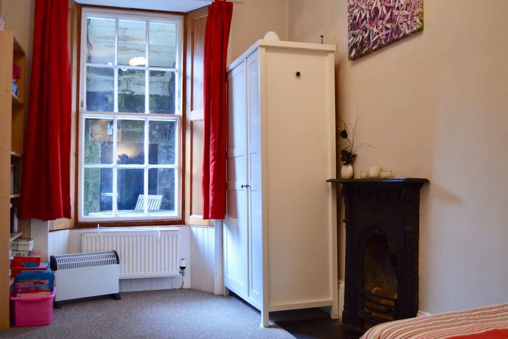 Stunning 3 Bedroom City Centre Home view 2