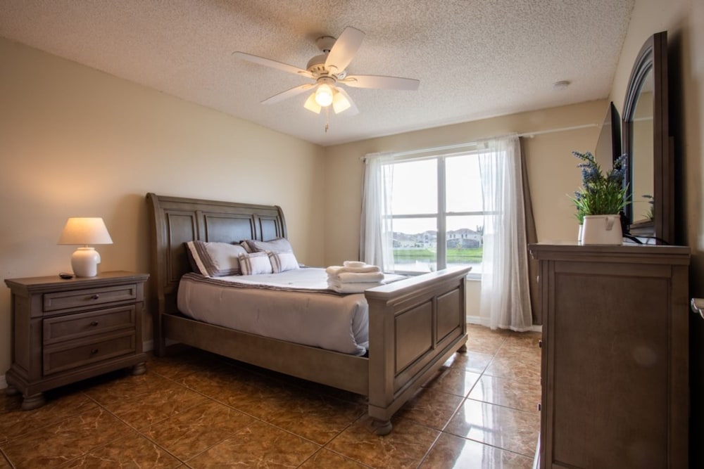 Cheerful 5 bed - 4 Bath Spacious Home